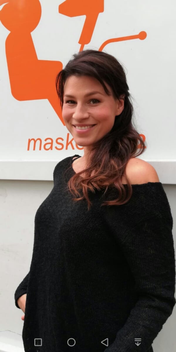 Tanja Hirner trägt bei dem Dreh zu Beck is back Seidenhaar Berlin Tape Extensions