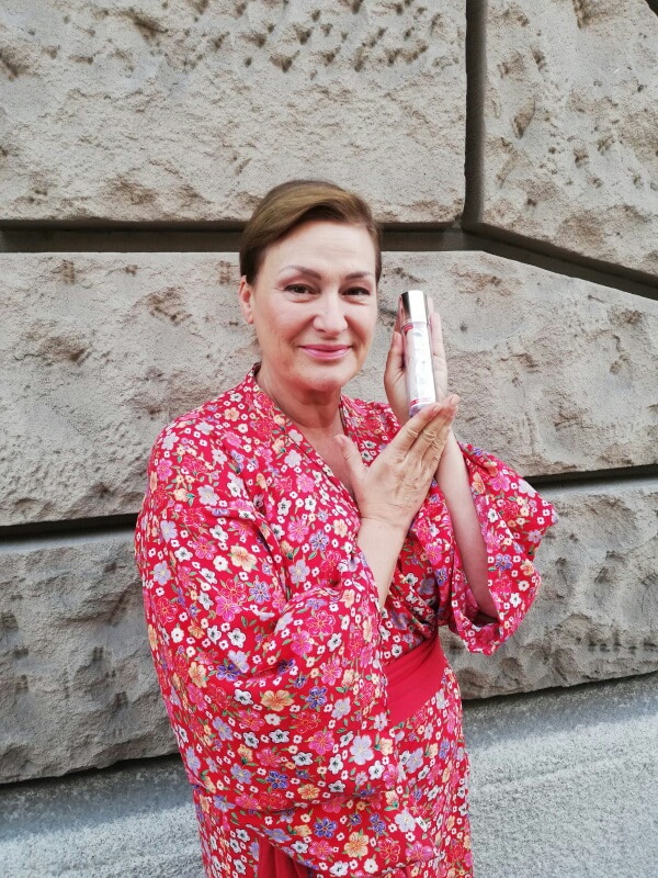 Die bekannte Schauspielerin Andreja Schneider verlässt sich bei Dreharbeiten ganz auf die hochwertigen Hyaluron Pflegeprodukte von Seidenhaar Berlin